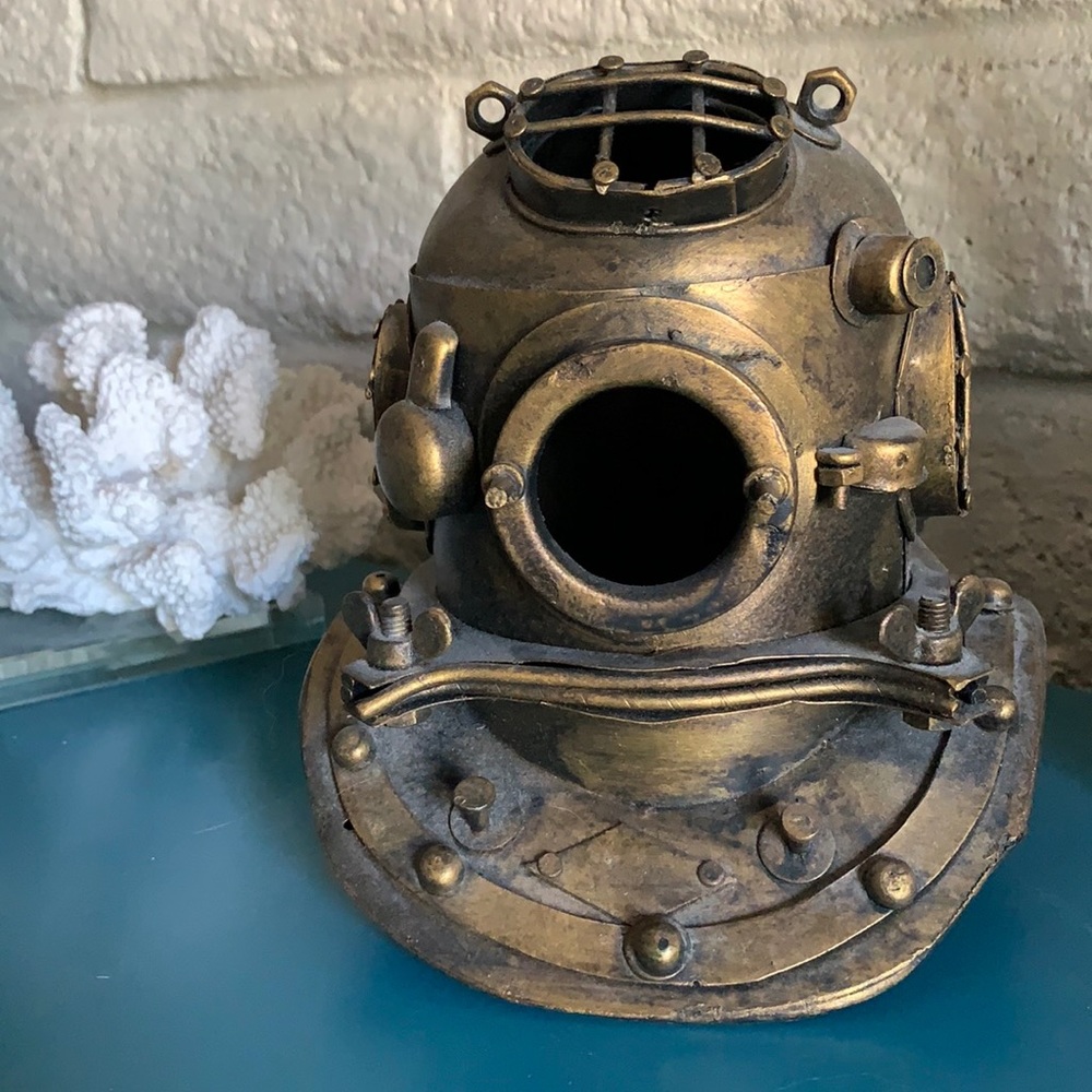 Decorative dive helmet